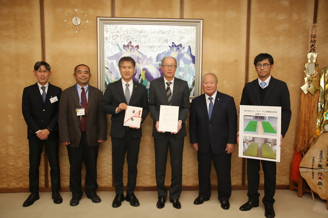 エス・ケイ・ディ贈呈式写真